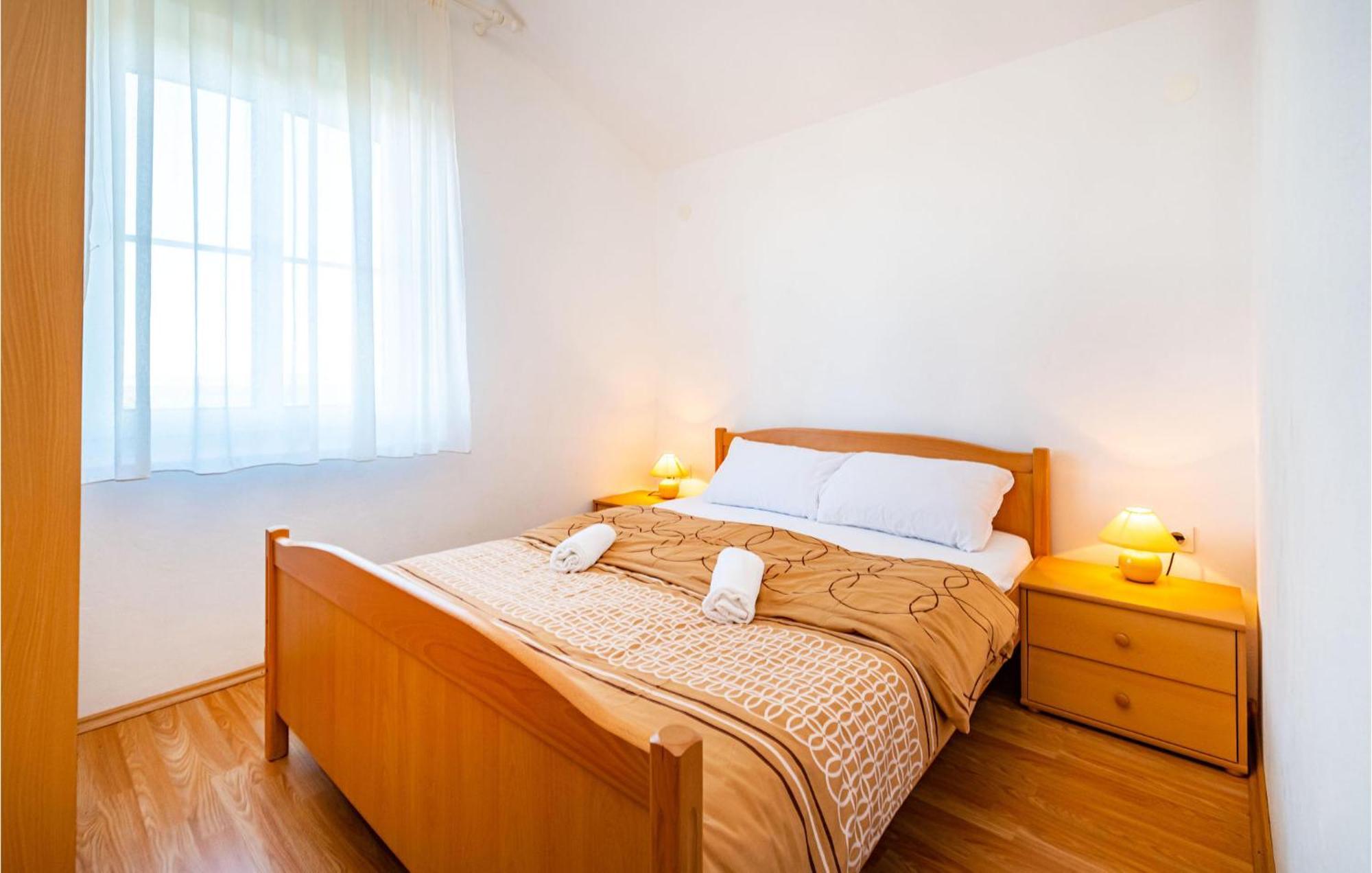2 Bedroom Amazing Apartment In Neviđane Extérieur photo