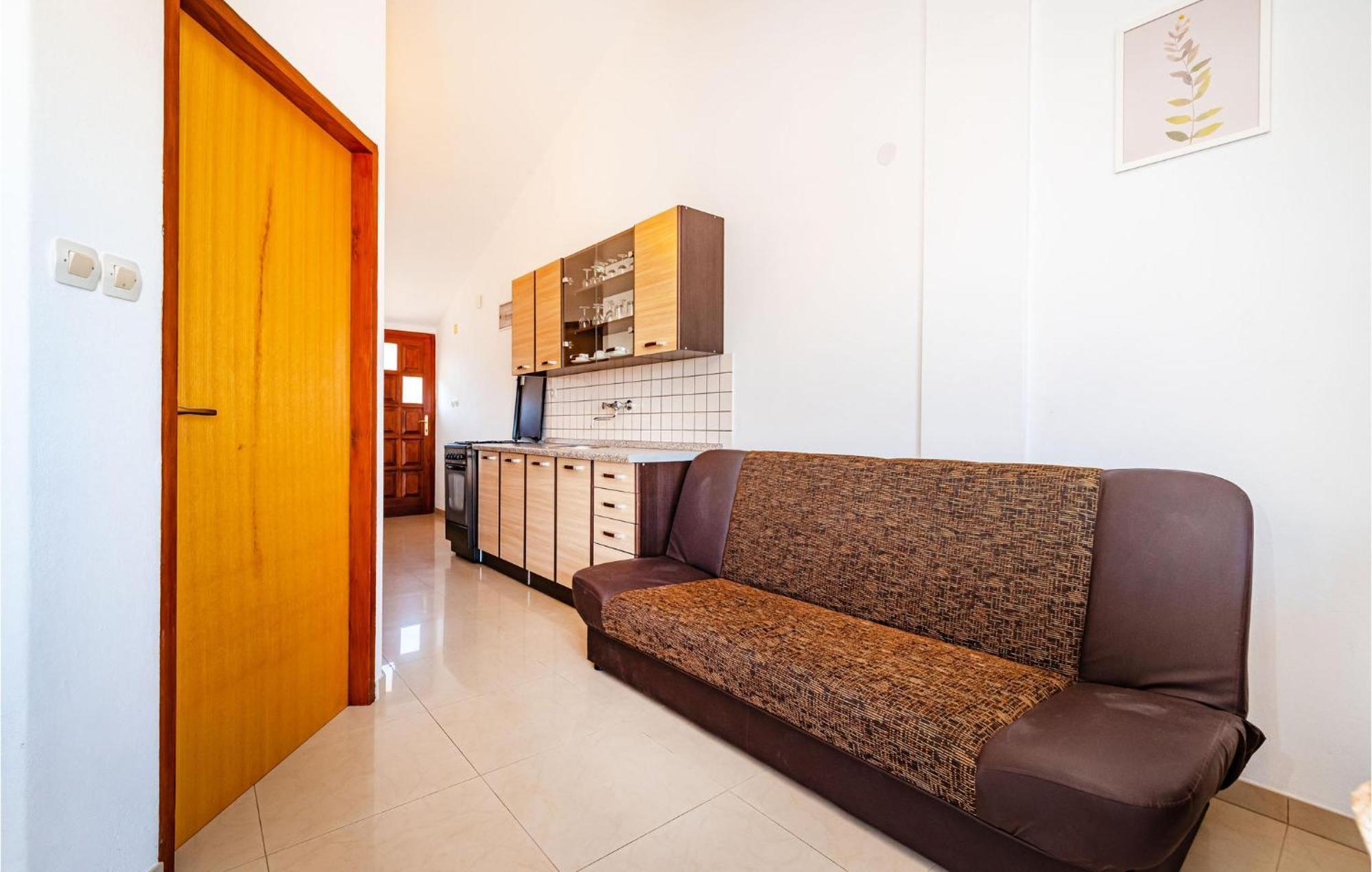2 Bedroom Amazing Apartment In Neviđane Extérieur photo