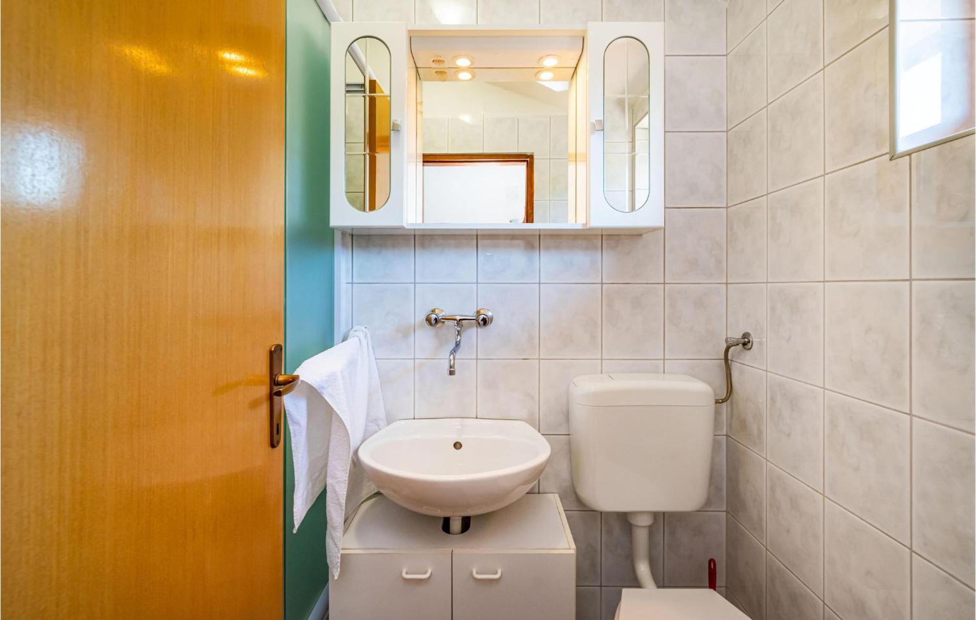 2 Bedroom Amazing Apartment In Neviđane Extérieur photo