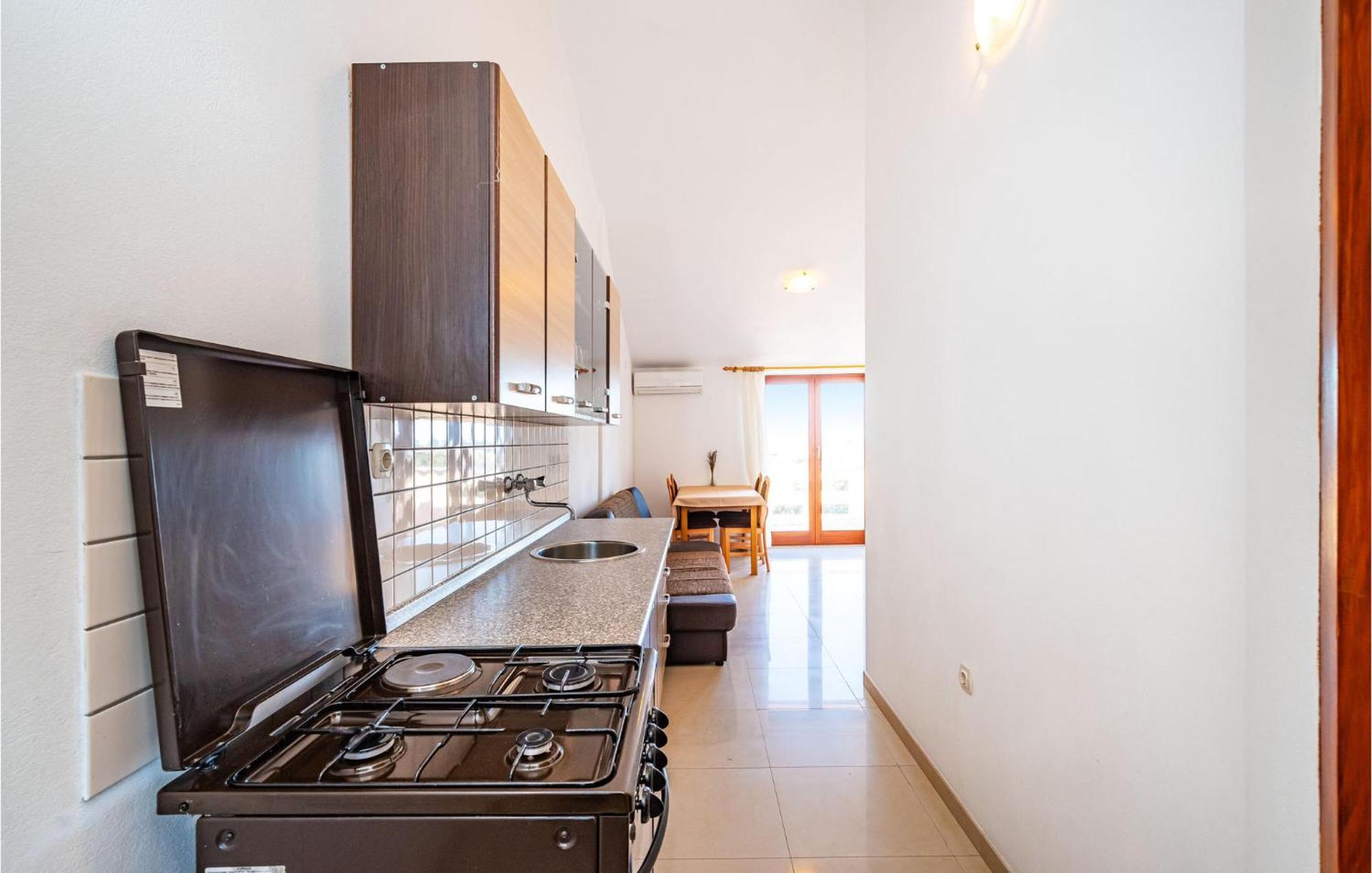 2 Bedroom Amazing Apartment In Neviđane Extérieur photo